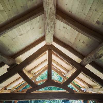 IN DIRITTURA DI ARRIVO  🛠️ Cantiere quasi terminato. Non solo un edificio, ma una piccola scultura modellata pezzo pezzo. È stimolante fare qualcosa di bello e sentire che si ha lasciato la propria impronta nel manufatto, la propria firma.  🔥Creare non è mai stato così bello.  #carpentrywork #capriata #carpenter #wood #roof #tetto #castagno #chestnut #timber #travi #timberframe #picoftheday #valchiusella