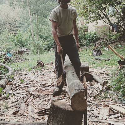 ENJOYING WORKING AND LEARNING  Un altra giornata di lavoro intenso, interrotto solo dalla pioggia.  Antiche tecniche per nuovi progetti.  #carpenter #carpenterwork #cantiere #wood #woodentecnique #woodenconstruction #woodworking #axe #hewingaxe #hewing #beam